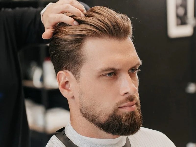 Классическая стрижка с зачёсом назад